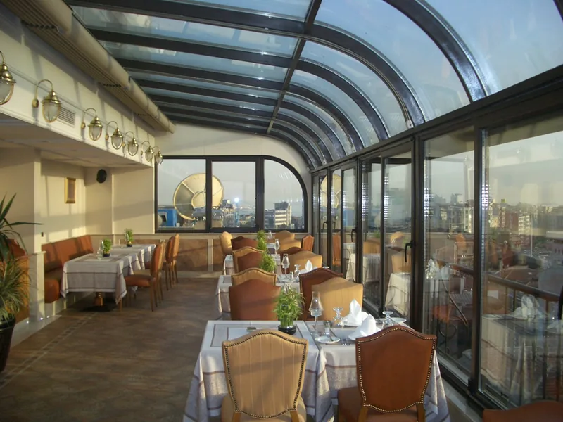 Cam çatılı kış bahçesi olarak düzenlenmiş restoran bölümü