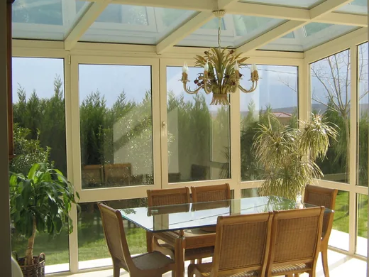 Villa mimarisiyle bütünleşen kış bahçesi iç mekânı